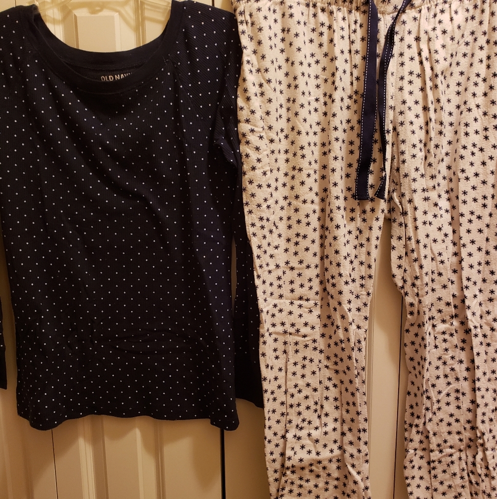 Old Navy Snowflake Winter Pajama Set